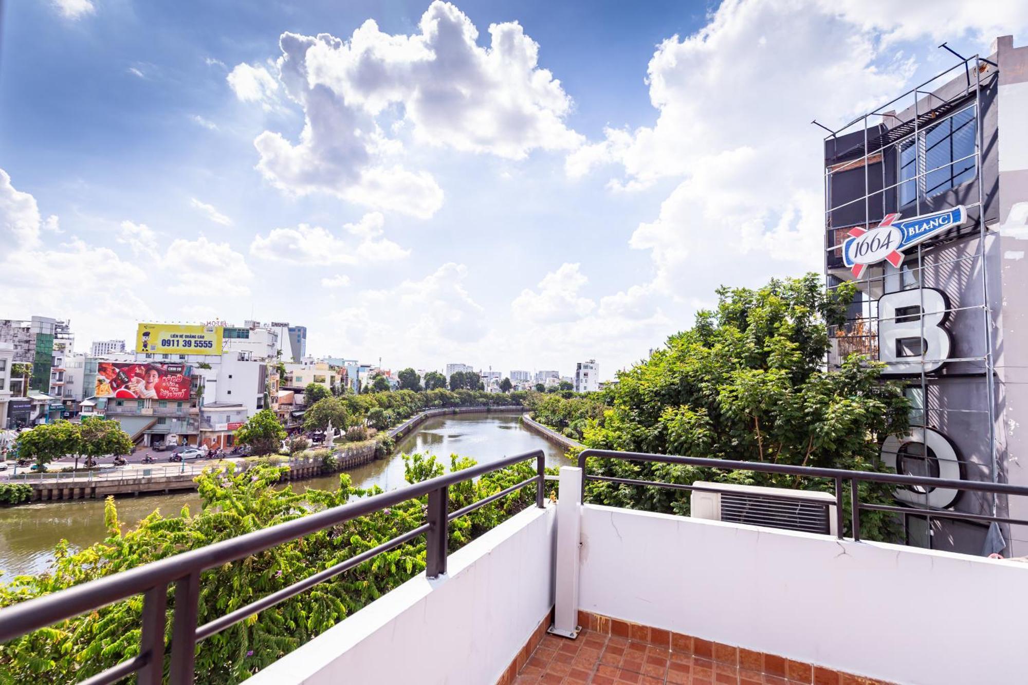 Cozy Riverview Of Livinginn Apartment